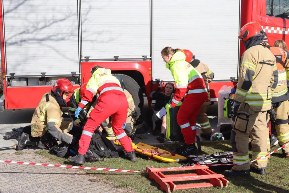 Skadde får behandling av ambulansepersonell.