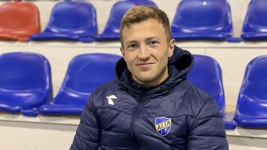 Niklas Antonsen har gjort sakene sine bra i Alta IF siden han kom til klubben i 2020. Til tross for varierende resultater i serien den siste tiden, både håper og tror venstrebacken at "Finnmarks stolthet" kan bite godt fra seg mot landsdelens desidert beste lag. Foto: Thomas Fredrik Kristensen