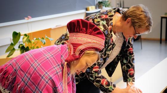 Nord universitet og den samiske høgskolen har inngått en samarbeidsavtale. Signering av avtalen