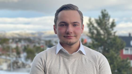 Morten Nilsen har opplevd på nært hold hvorfor altaværingene nå vurderer "overgang" til Troms. Likevel er han usikker på han han kommer til å stemme tirsdag. Foto: Thomas Fredrik Kristensen Morten Nilsen har opplevd på nært hold hvorfor altaværingene nå vurderer "overgang" til Troms. Likevel er han usikker på han han kommer til å stemme tirsdag. Foto: Thomas Fredrik Kristensen