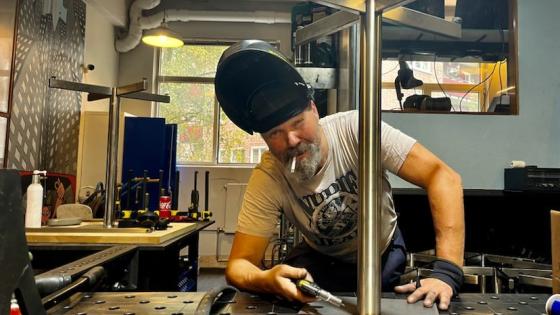 Stig Henrik Hoff er glad i alt som har med handywork å gjøre. Her bedriver han en kjær hobby, nemlig sveising. Foto: Privat